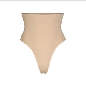 SH-MWT-0198 SKIMS SCULPTING MID WAIST THONG
COLOR CLAY 4X/5X